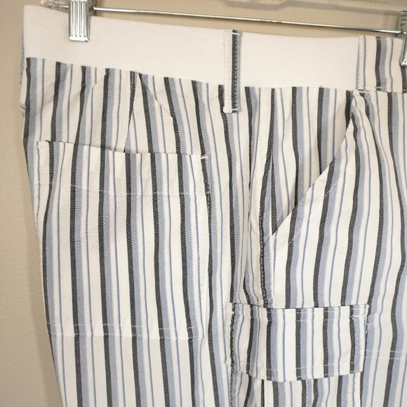 Lee women's regular fit Mid rise stripes white blue and gray short Size 16M - Picture 6 of 6